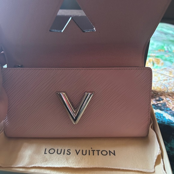 LV Twist Pink - Picture 2 of 2